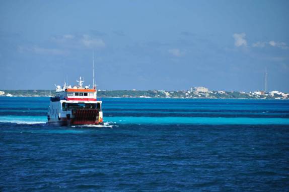 Ferry para Isla Mujeres, no litoral sul do México, do lado do Caribe